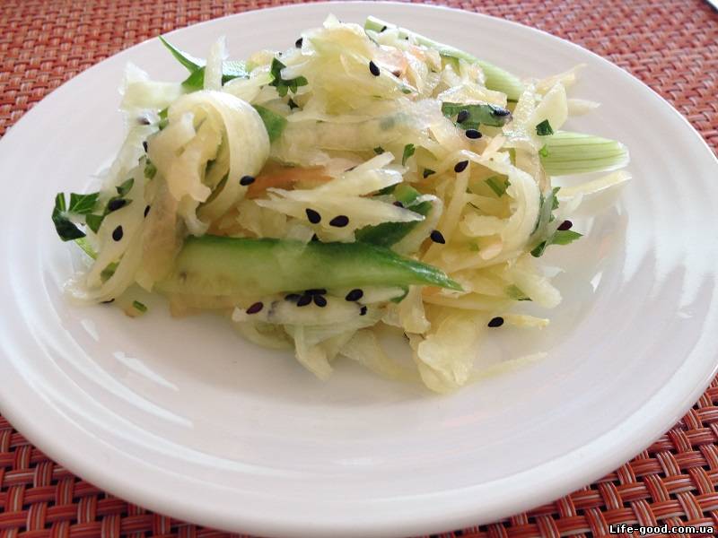 Простой вегетарианский салат с «изюминкой»