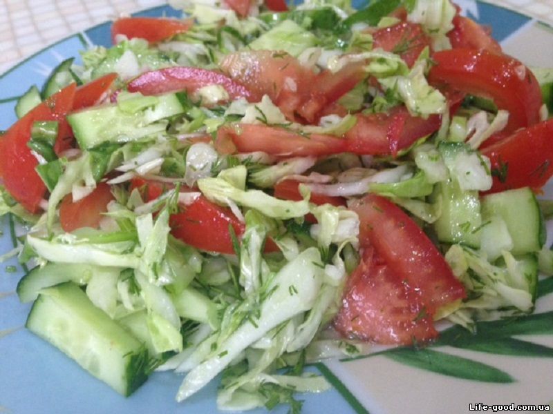 Салат из молодой капусты, огурцов и помидоров