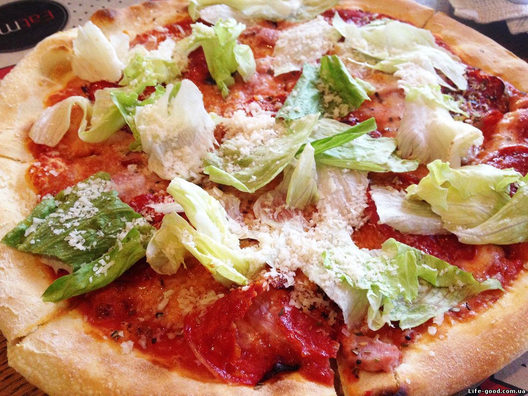 Пицца с салями и зеленью