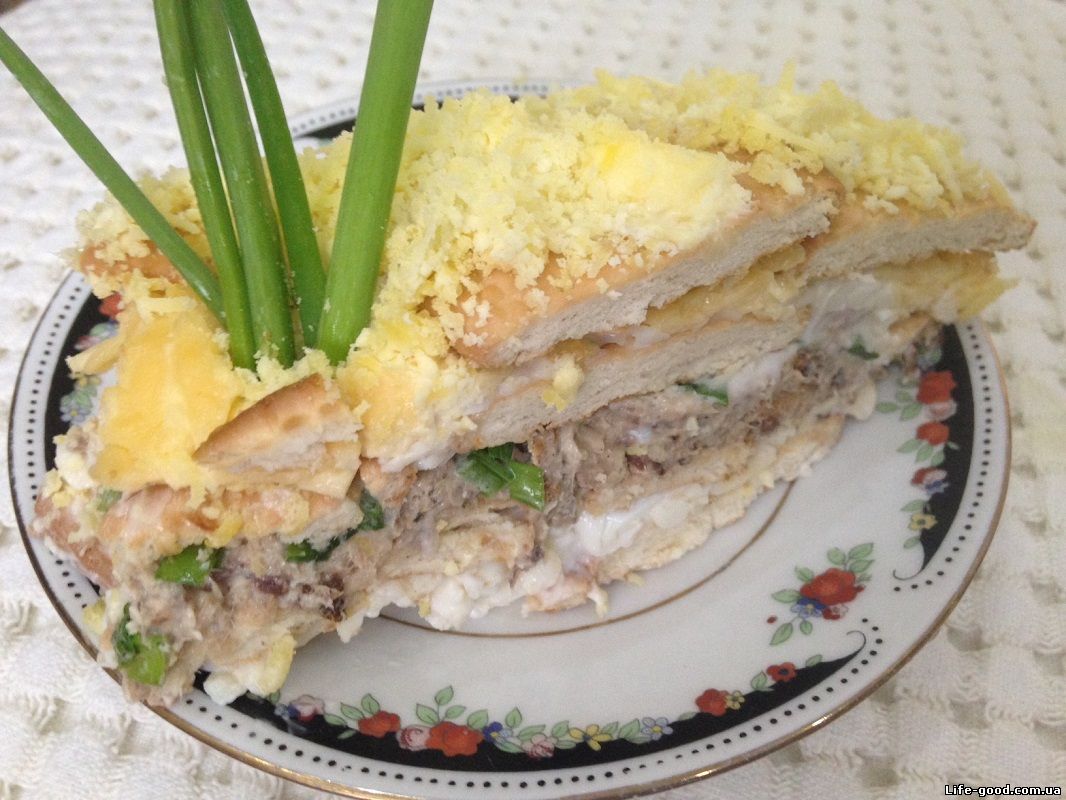Рыбный салат с крекерами