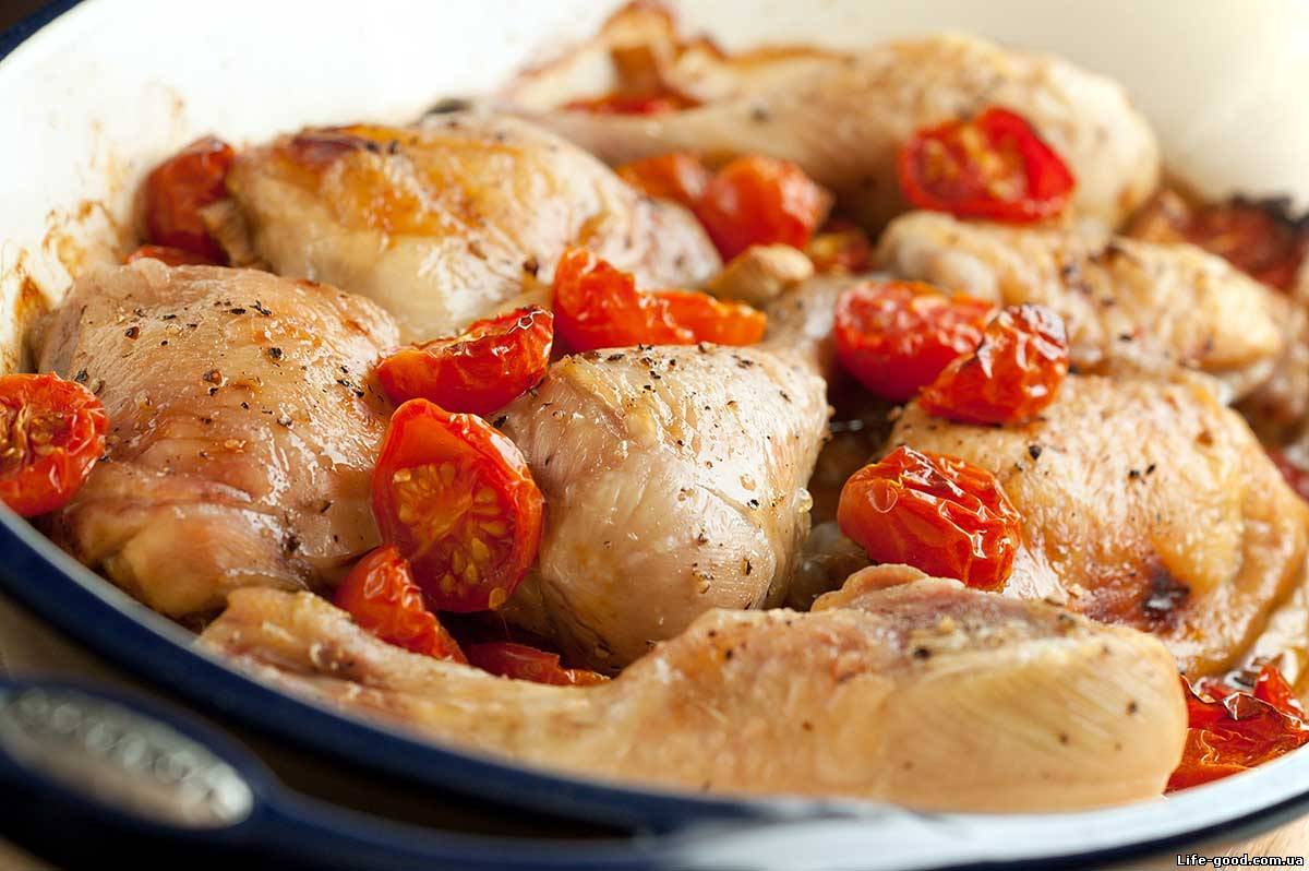 Курица в духовке с чесноком и помидорами черри