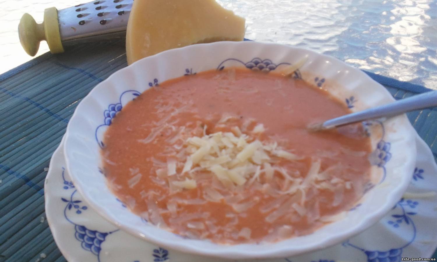 Классический томатный суп с сыром пармезан