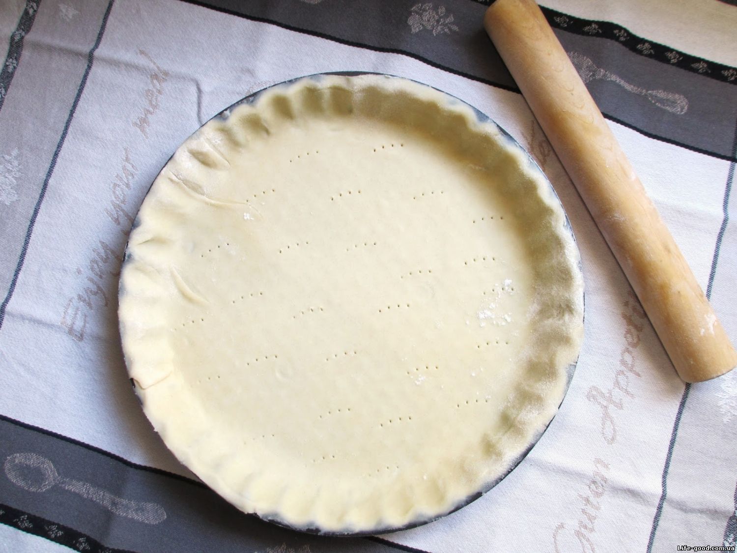 Тесто на треугольники на сметане. Тесто в форме пирога. Тесто в круглой форме. Песочная основа для пирога. Тесто в форме для выпечки.