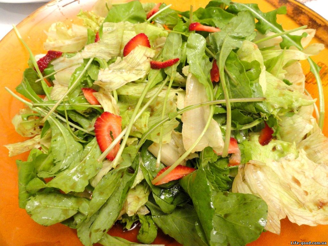 Зеленый салат с клубникой